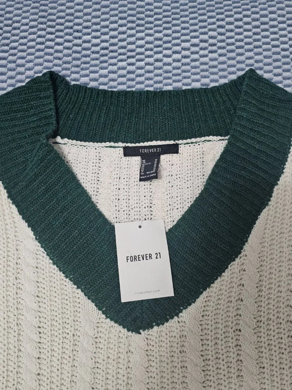 NEW Forever21 Cable Knit V-neck White and Green Oversized Sweater - Size Medium - Picture 5 of 7